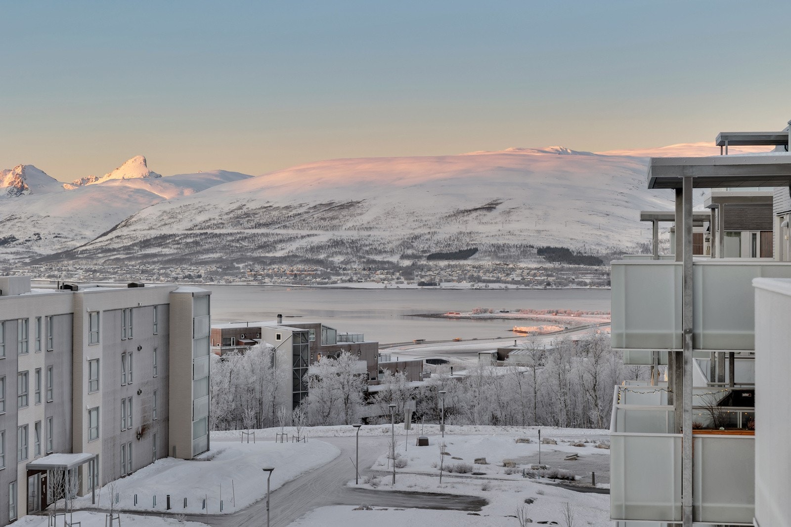 Nydelig utsikt over næriljø, mot sundet og Kvaløya Galleribilde