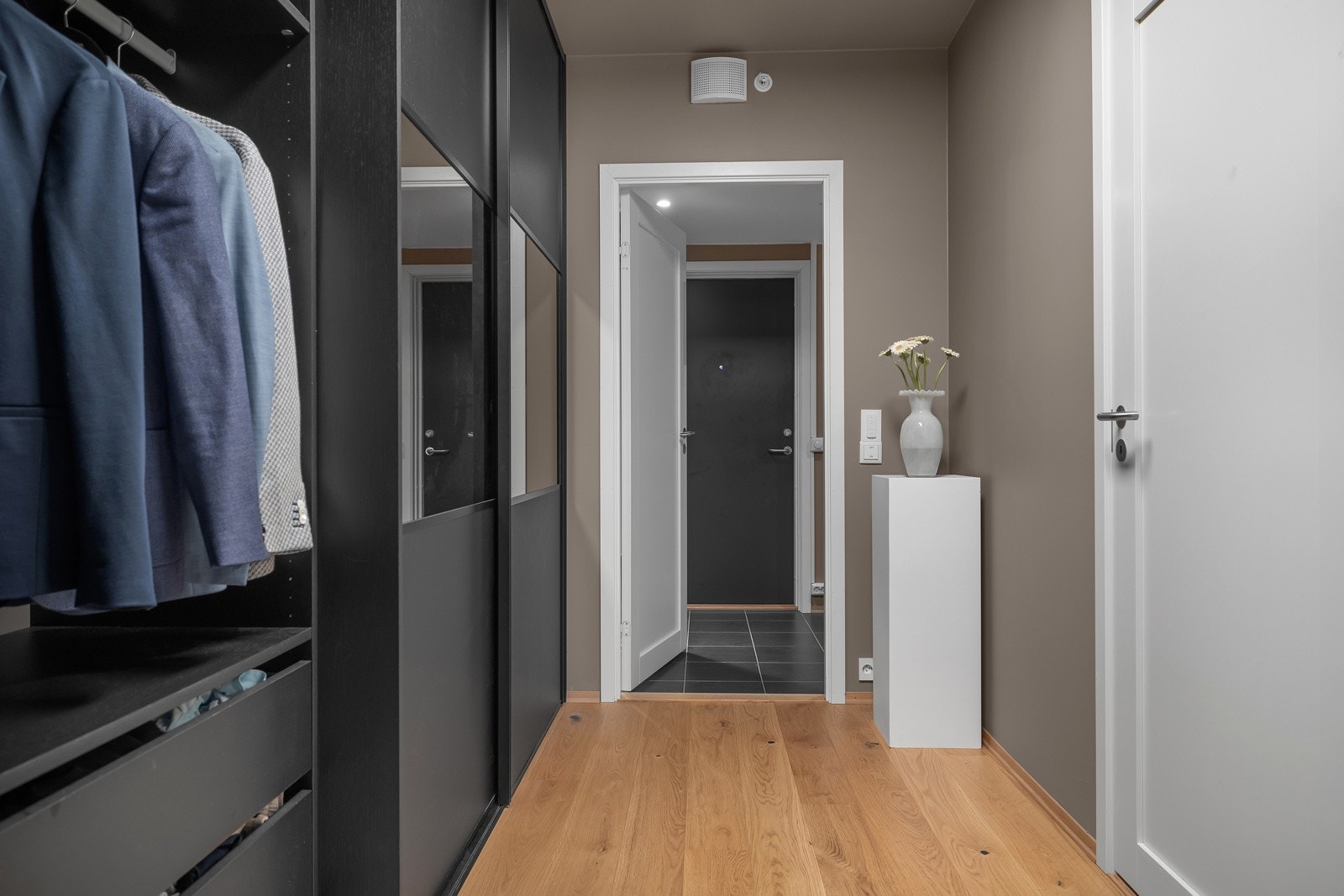 Fra inngangspartiet er det adkomst til denne flotte en-suiten (soverom med eget bad) Galleribilde