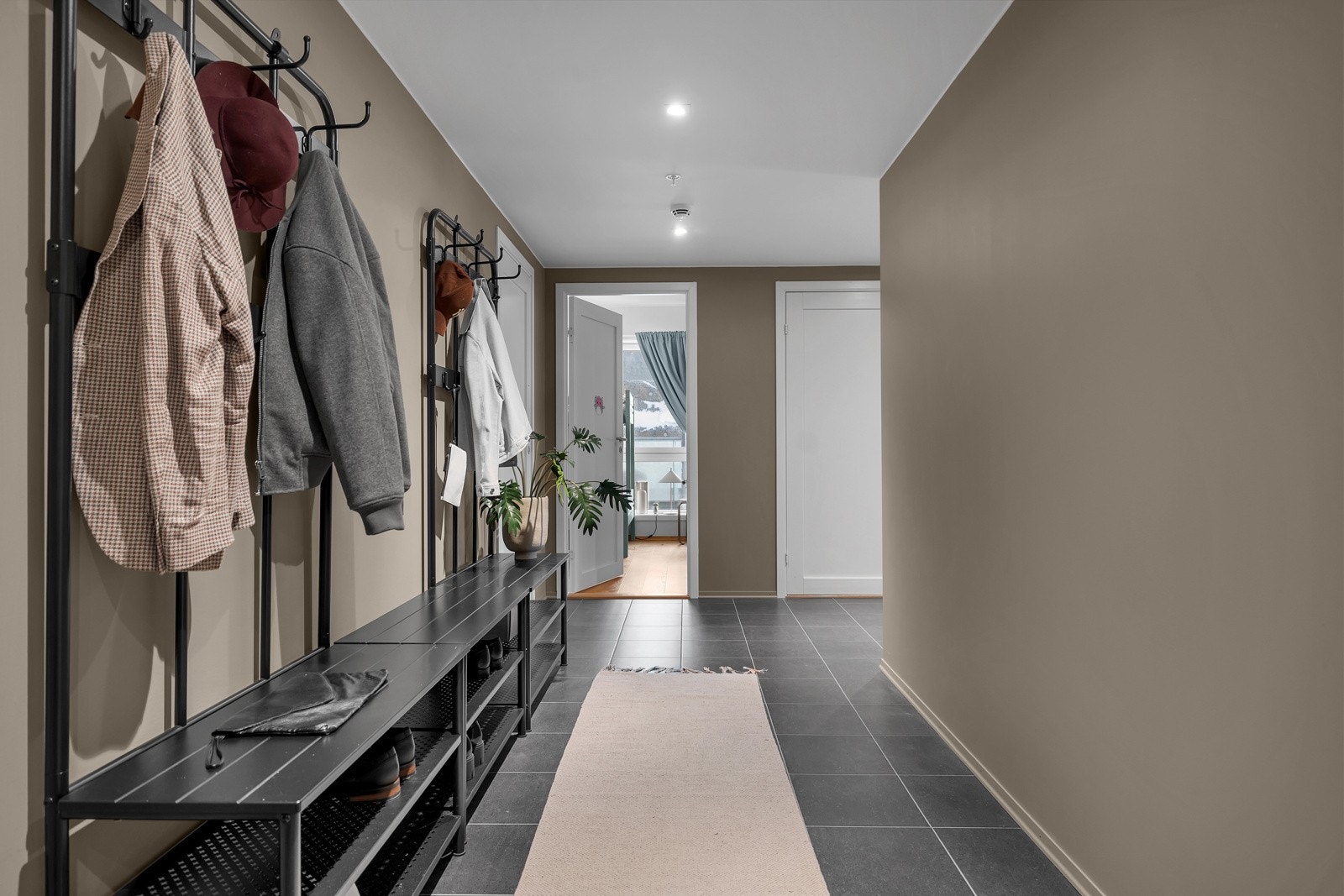 Velkommen inn! Det første som møter deg er dette romslig og praktiske inngangspartiet Galleribilde