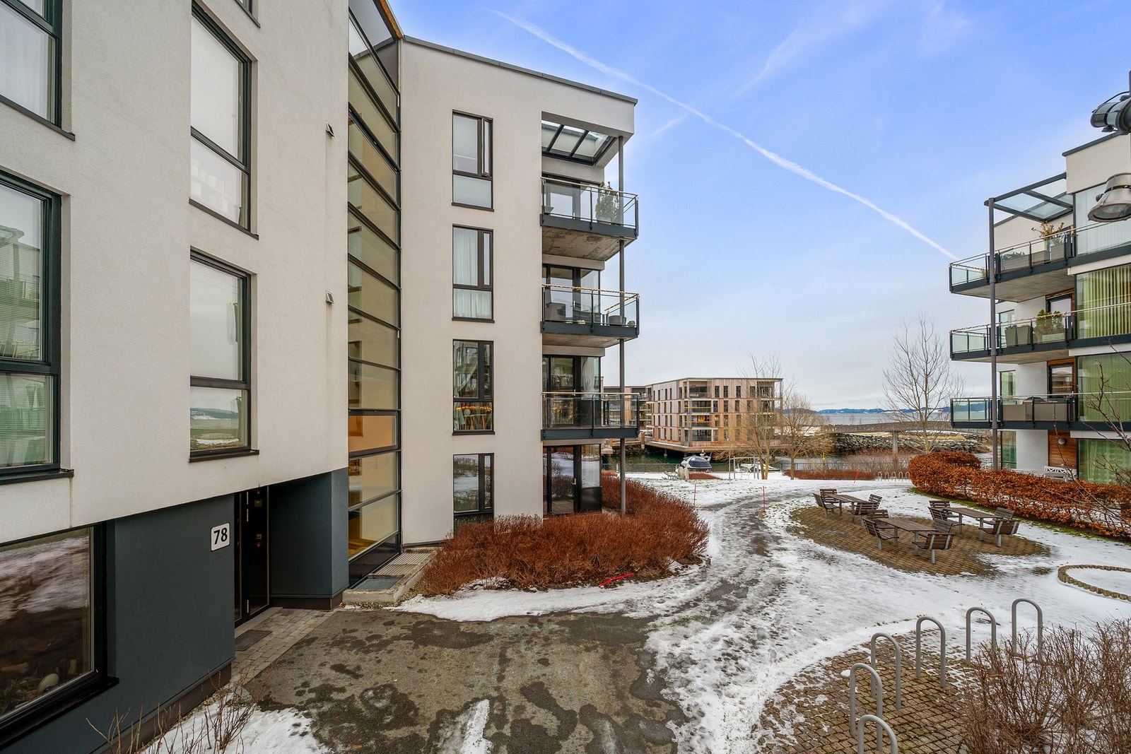 Leiligheten har en svært god plassering i feltet med rolige omgivelser og nærhet til alt. Galleribilde