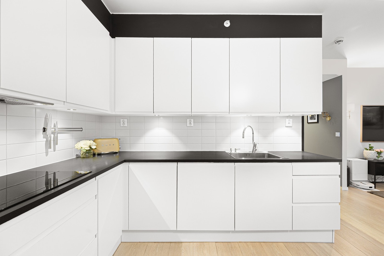 Kjøkkenet passer perfekt for den matglade med god skap- og benkeplass. Galleribilde