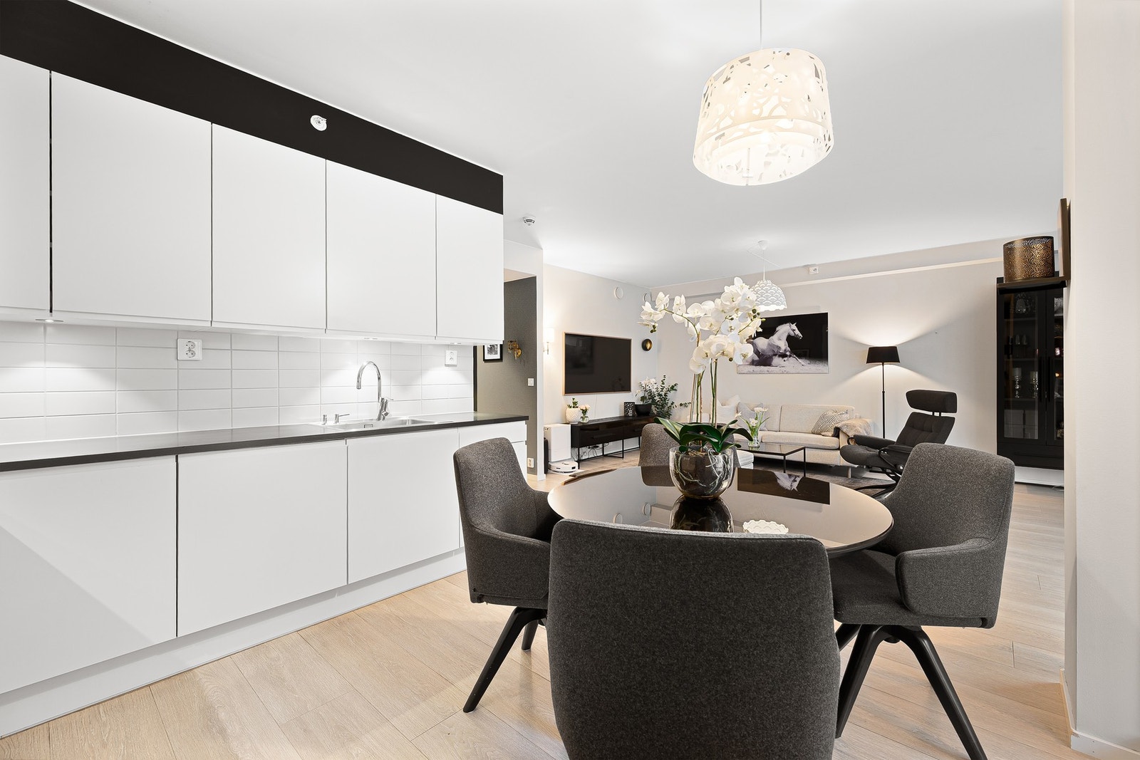 Kjøkkenområdet har god plass til spisegruppe hvor familie og venner kan samles til et bedre måltid. Galleribilde