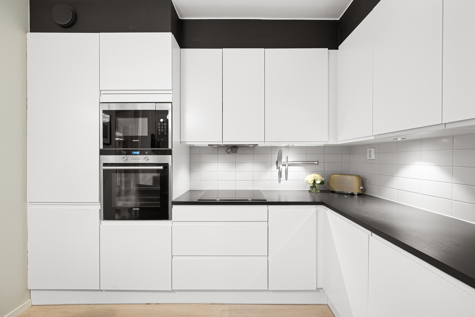 Lekkert kjøkken fra JKE med integrerte hvitevarer fra kvalitetsmerket Siemens. Galleribilde