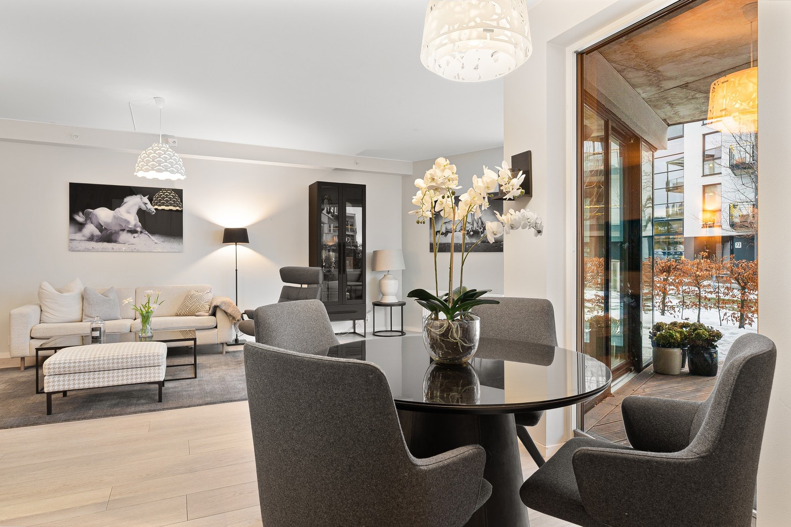 Leiligheten er malt i lyse fargetoner som, sammen med den gode takhøyden og det gode lysinslippet, gir leiligheten en lett og behagelig atmosfære. Galleribilde