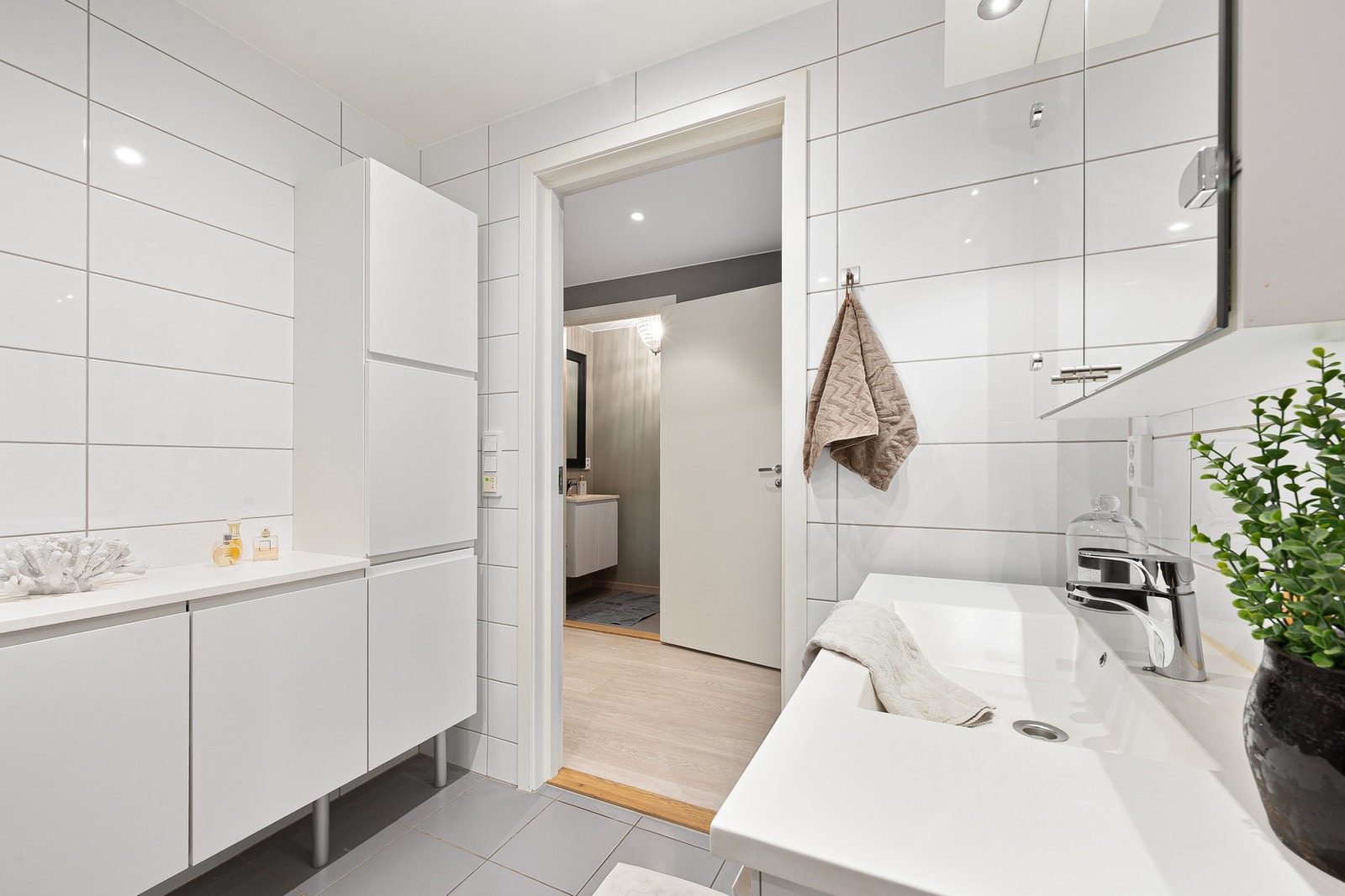 Av innredning finnes blant annet veggmontert WC, vegghengt servant med underskap, speilskap mm. Galleribilde