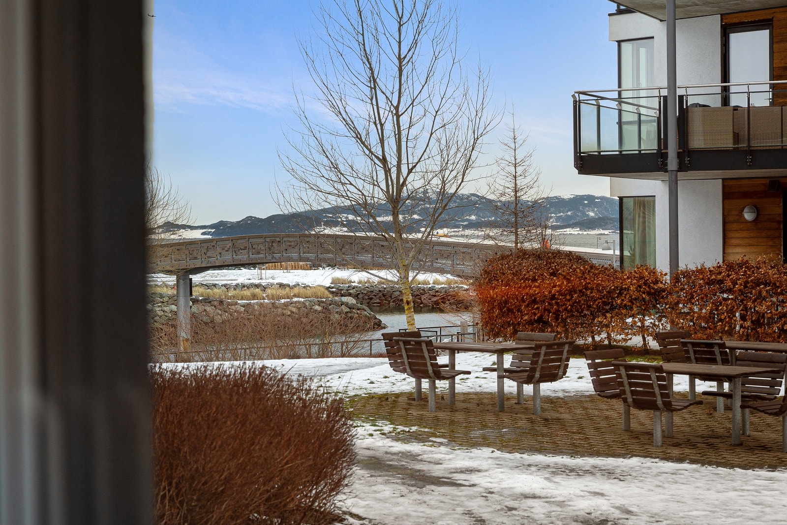 Fra soverommene har man også god utsikt med kanalen samt den nye badestranden på Grilstad marina. Galleribilde