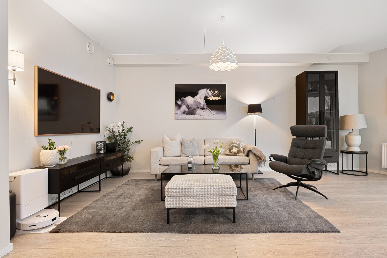 Gulvet ble byttet i 2023 og bidrar til leilighetens moderne preg. Balansert ventilasjon bidrar til et behagelig inneklima sommer som vinter. Galleribilde