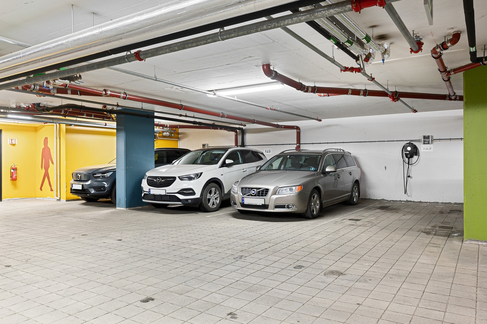 Leiligheten disponerer en parkeringsplass like ved inngangen. Heis i bygget. Ladeboks følger ikke handelen. Galleribilde