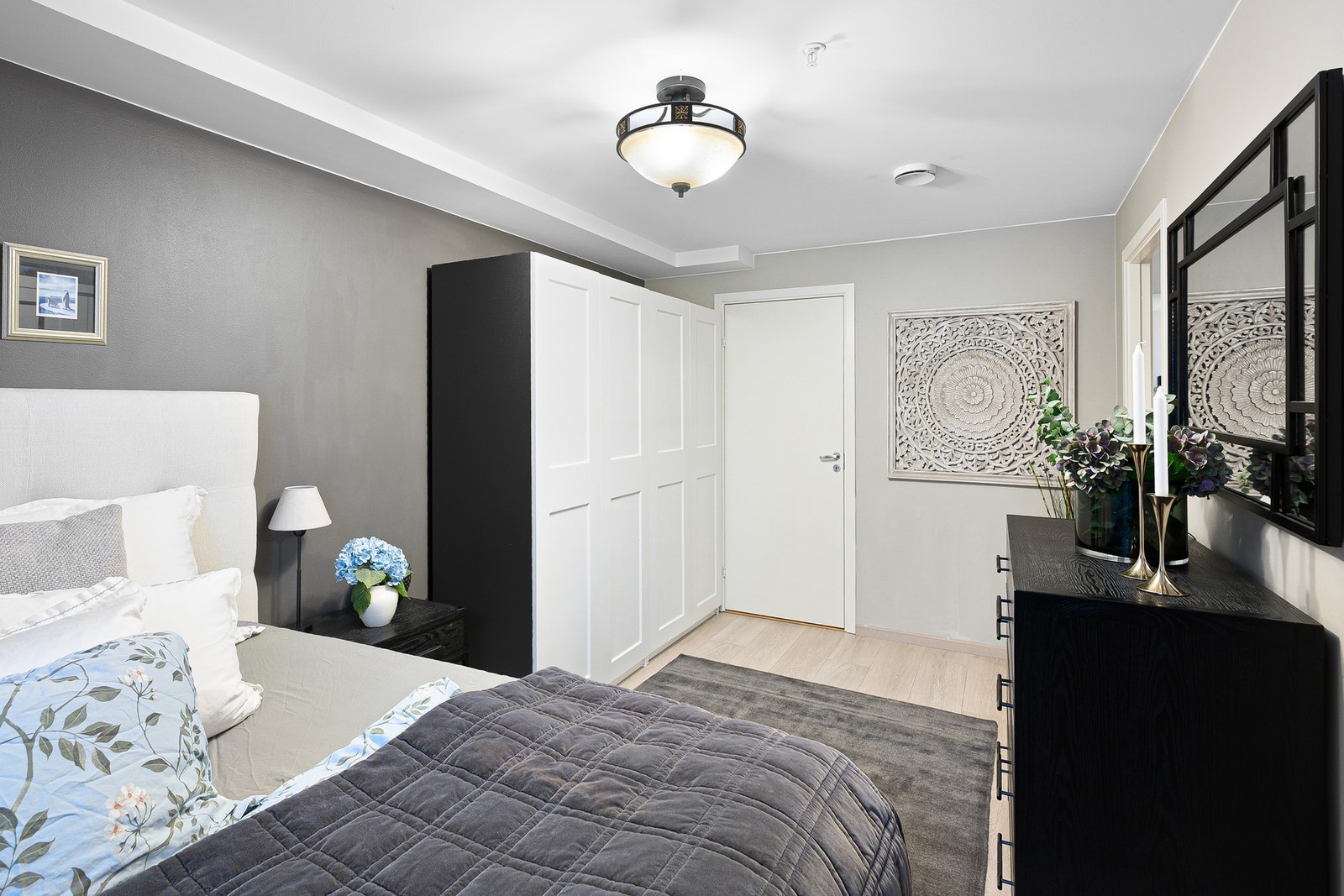 God plass til dobbeltseng og garderobeløsning. Fra soverommet har man også tilgang til en romslig bod på i overkant av 3m². Galleribilde