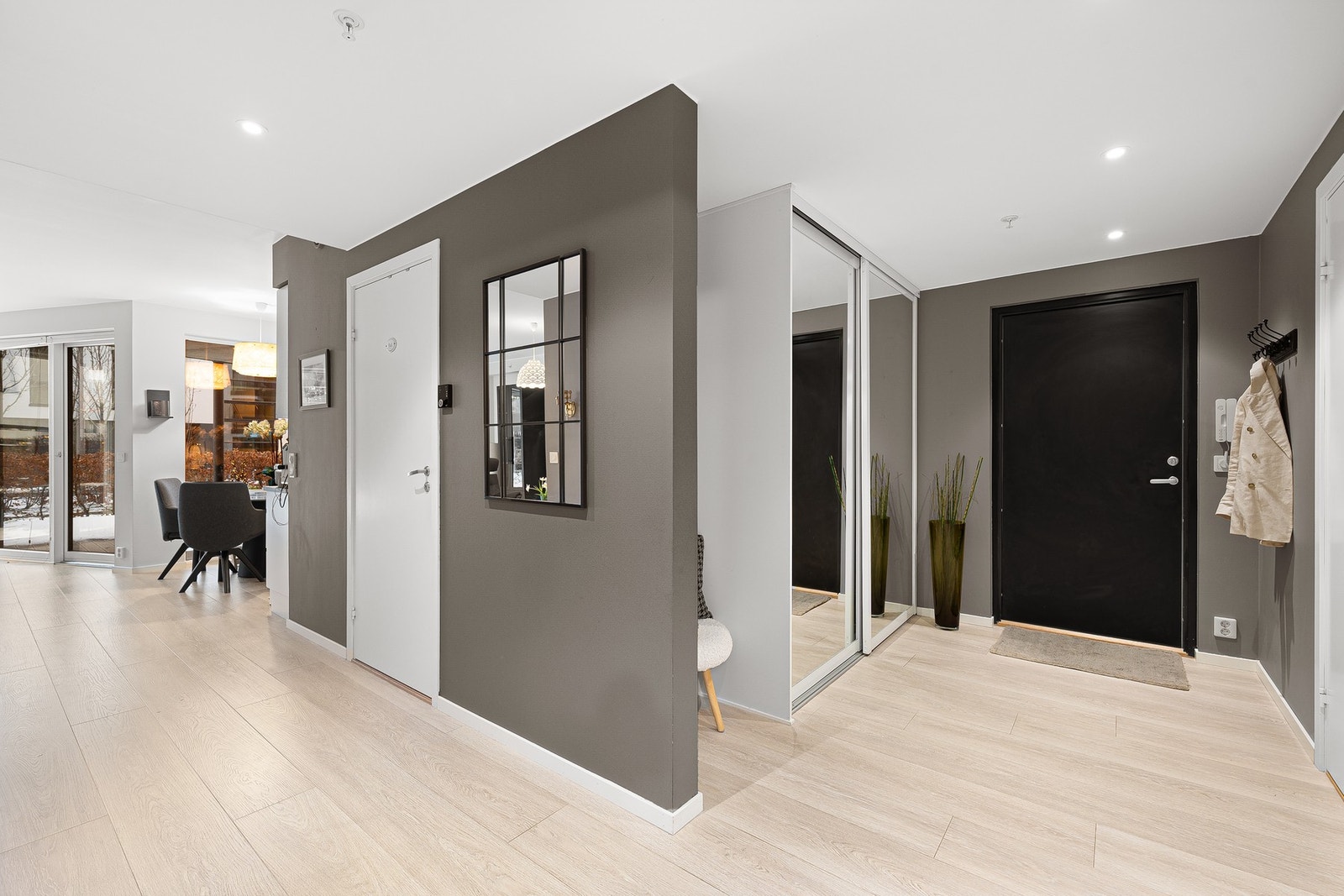 Fra gangen finner man leiligheten bad og toalettrom. Downlights i himling. Galleribilde