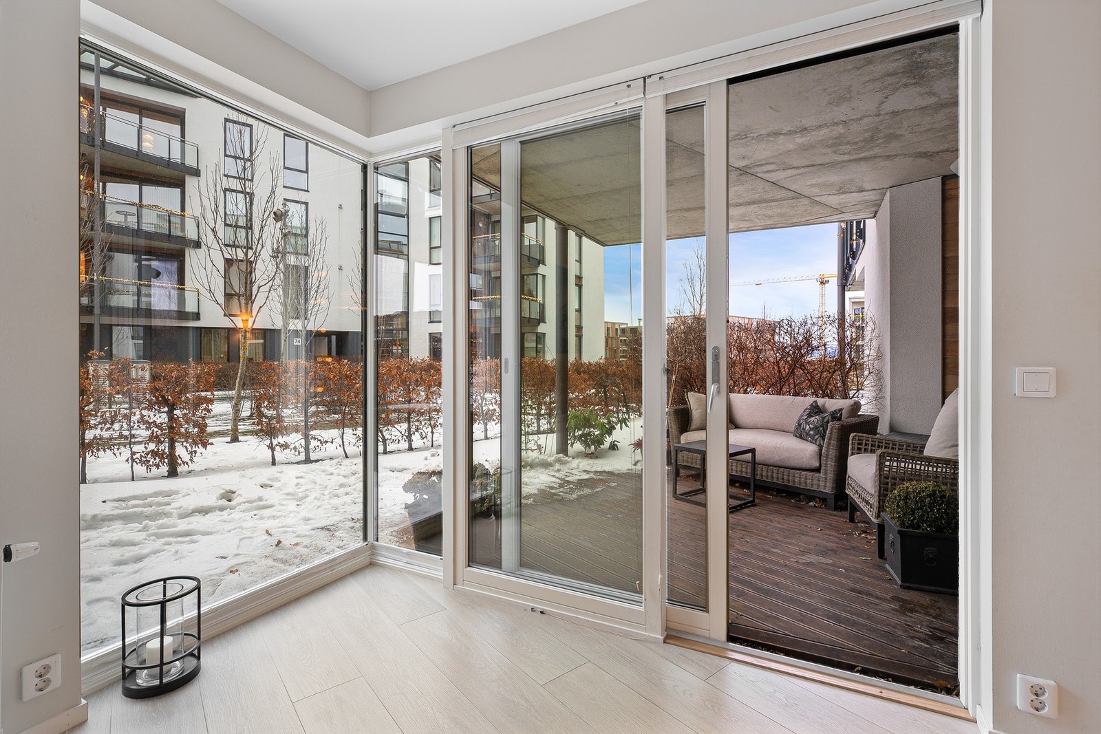 En gjenganger i boligen er store vindusflater med rikelig lysinnslipp. Fra stuen finner man utgang til leilighetens terrasse. Galleribilde