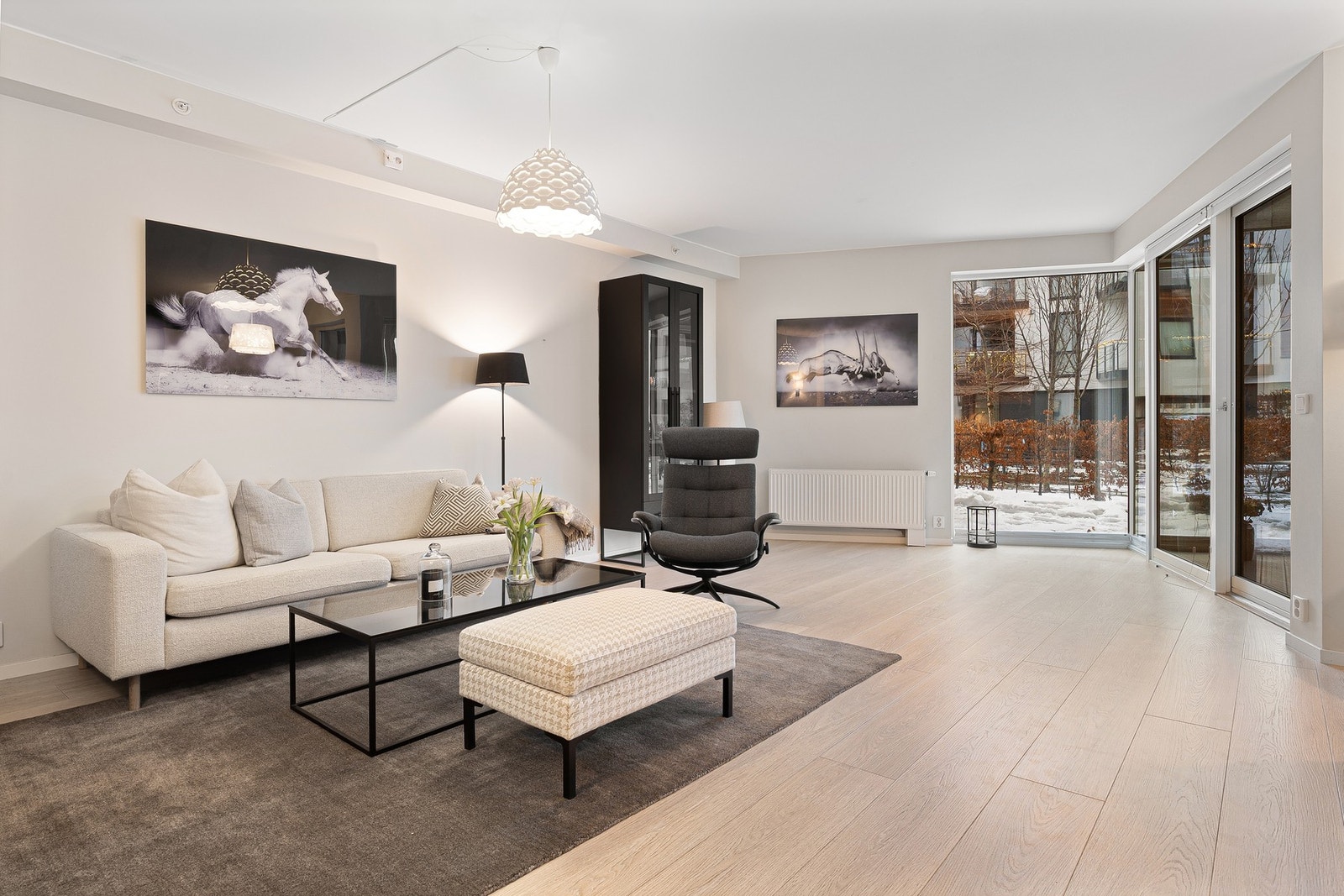 En stilsikker og romslig 4-roms leilighet med særdeles god beliggenhet i Sameiet Kanalen. Galleribilde