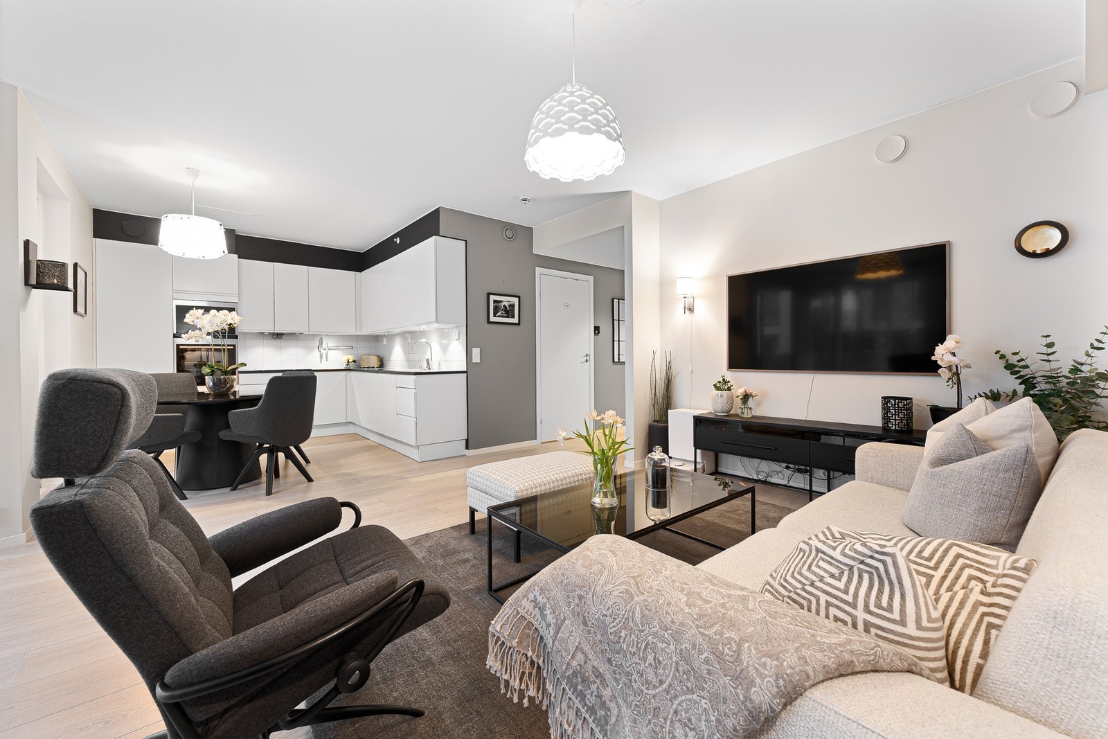 Åpen stue/kjøkken- løsning på hele 36,7m² med ypperlige møbleringsmuligheter. Galleribilde