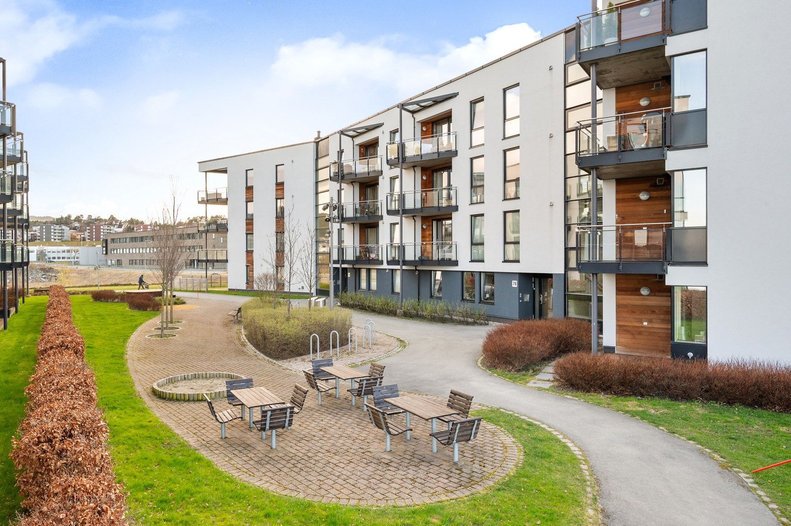 På sommerstid er nærområdet svært flott med flere utesoner og mye grøntareal både foran og bak blokka. Galleribilde