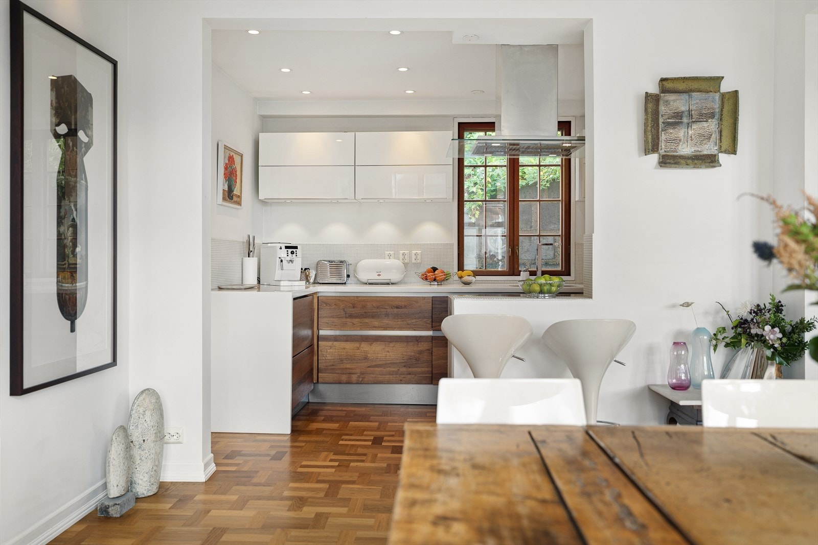 Kjøkkenet finner sin velegnede plass i hjørnet av etasjen. Galleribilde