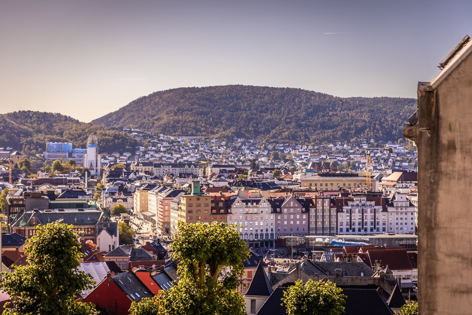 Fra hagen og eiendommen har du en fantastisk utsikt over Bergen sentrum og de omkringliggende fjellene - et skue som endrer seg med årstidene, og som gir en helt spesiell atmosfære både tidlig morgen og sene sommerkvelder. Galleribilde