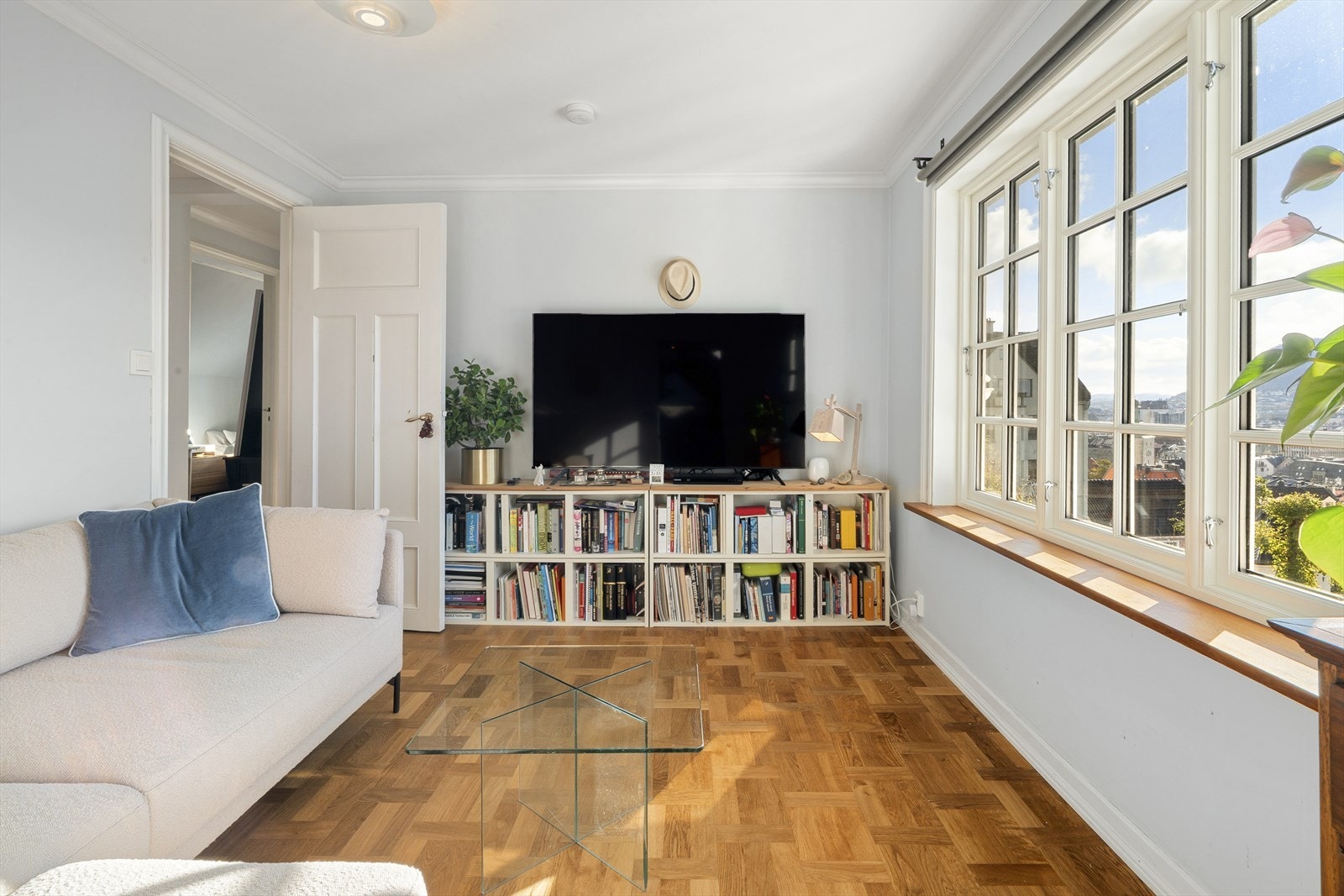 Denne etasjen har en lys og luftig atmosfære med store vinduer og vidstrakt utsikt. Galleribilde