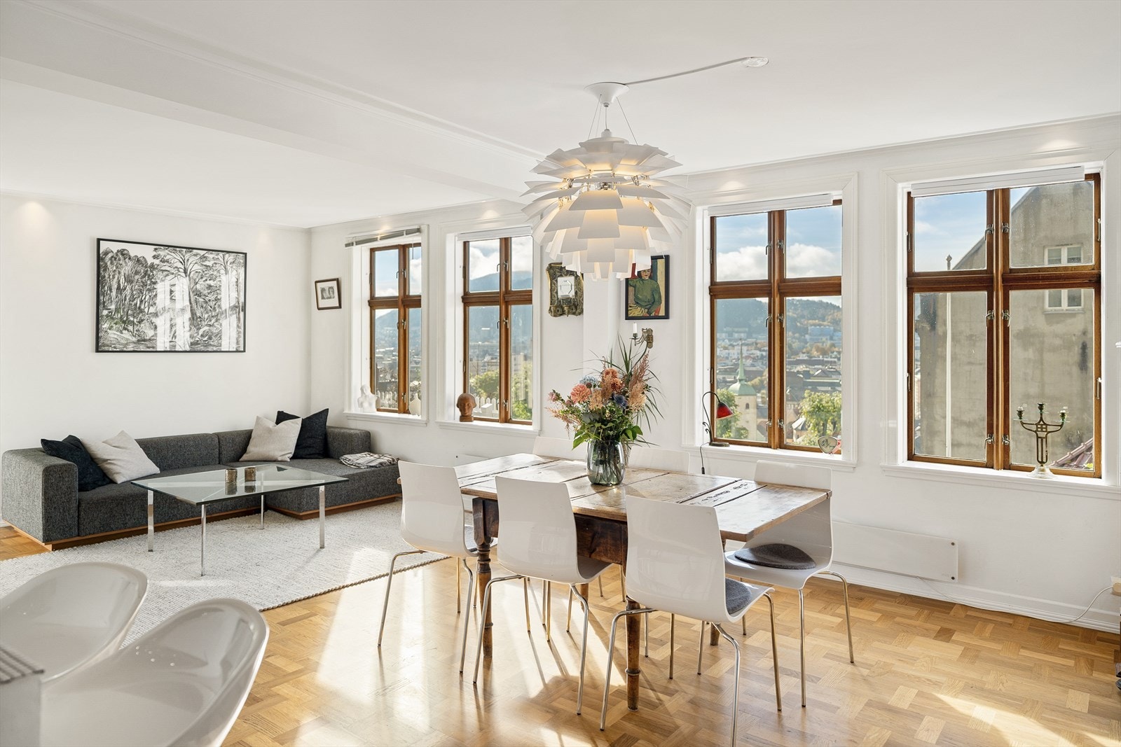 De store vindusflatene gir rommet et fantastisk lysinnslipp. Galleribilde