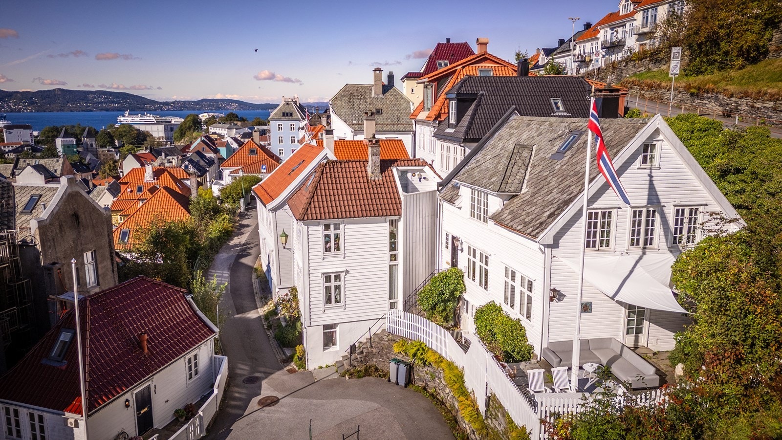 Dette er en eiendom med en helt spesiell sjarm, historisk karakter og et stort potensial. Den kombinerer sjeldent god beliggenhet, storslått utsikt og bynærhet - en unik anledning for deg som ønsker et hjem med særpreg midt i hjertet av Bergen. Galleribilde