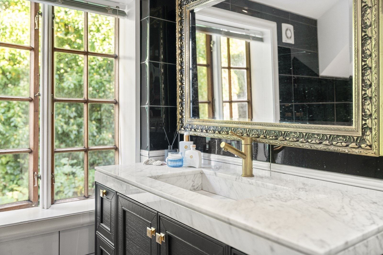 Med sine lekre mørke detaljer er dette et vakkert og råflott utsmykket bad man virkelig blir glad i! Galleribilde