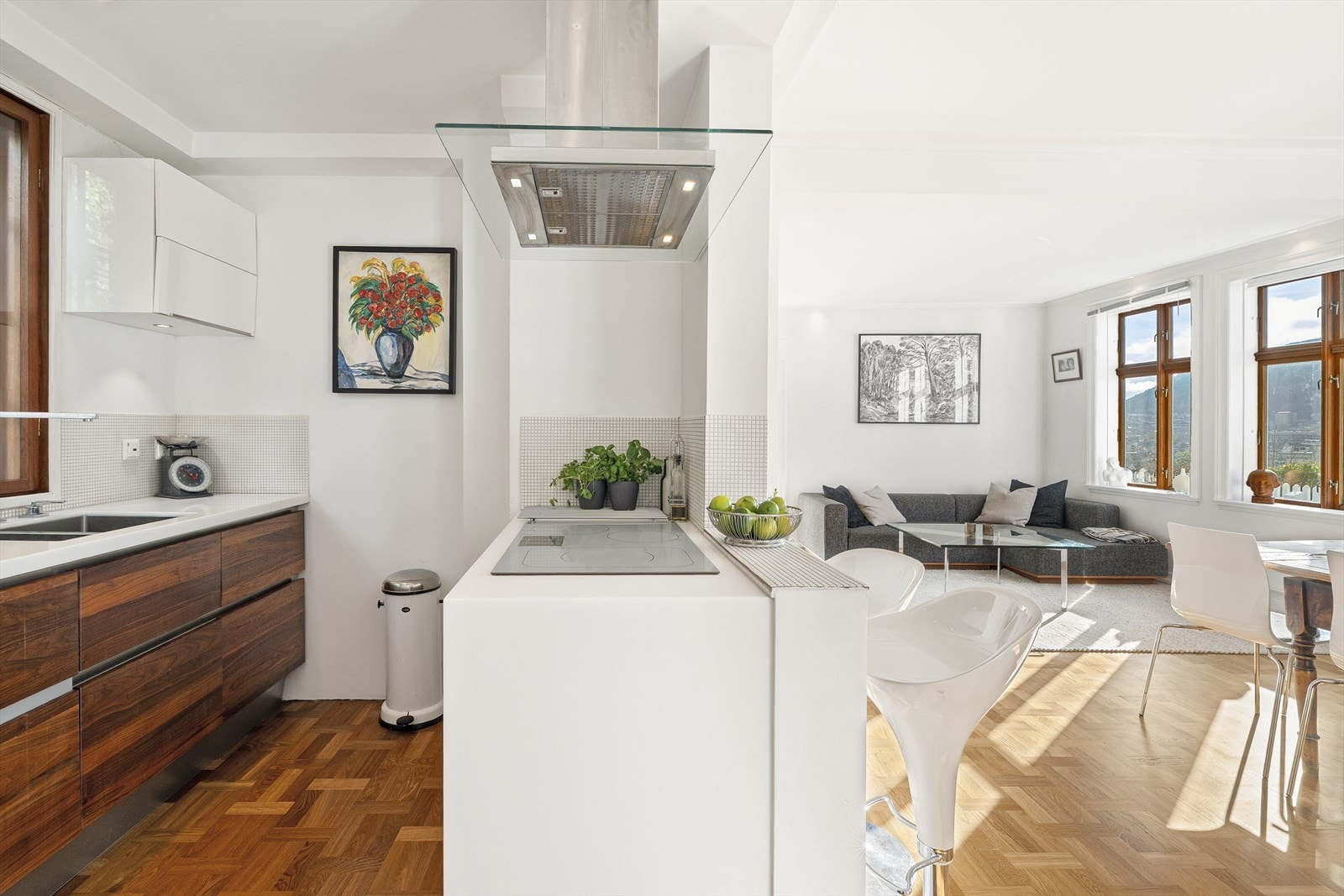 Kjøkkenets mange skap og skuffer bidrar til å holde arbeidsflatene rene og pene. Galleribilde