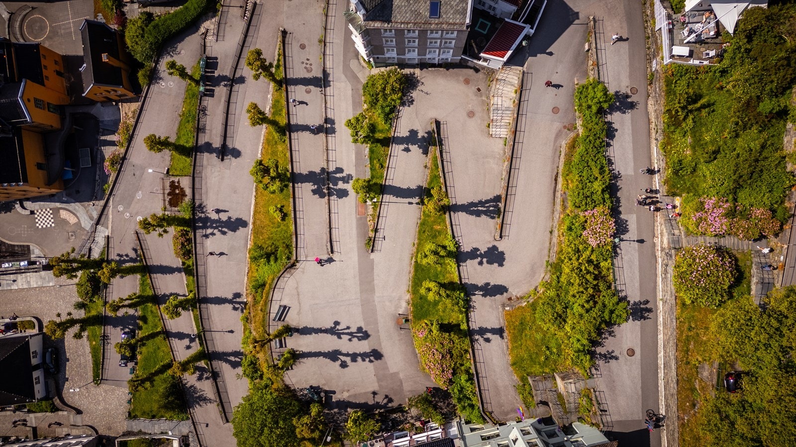 I nærområdet finner du dagligvarebutikker, apotek, kaféer, bakerier og restauranter. Galleribilde