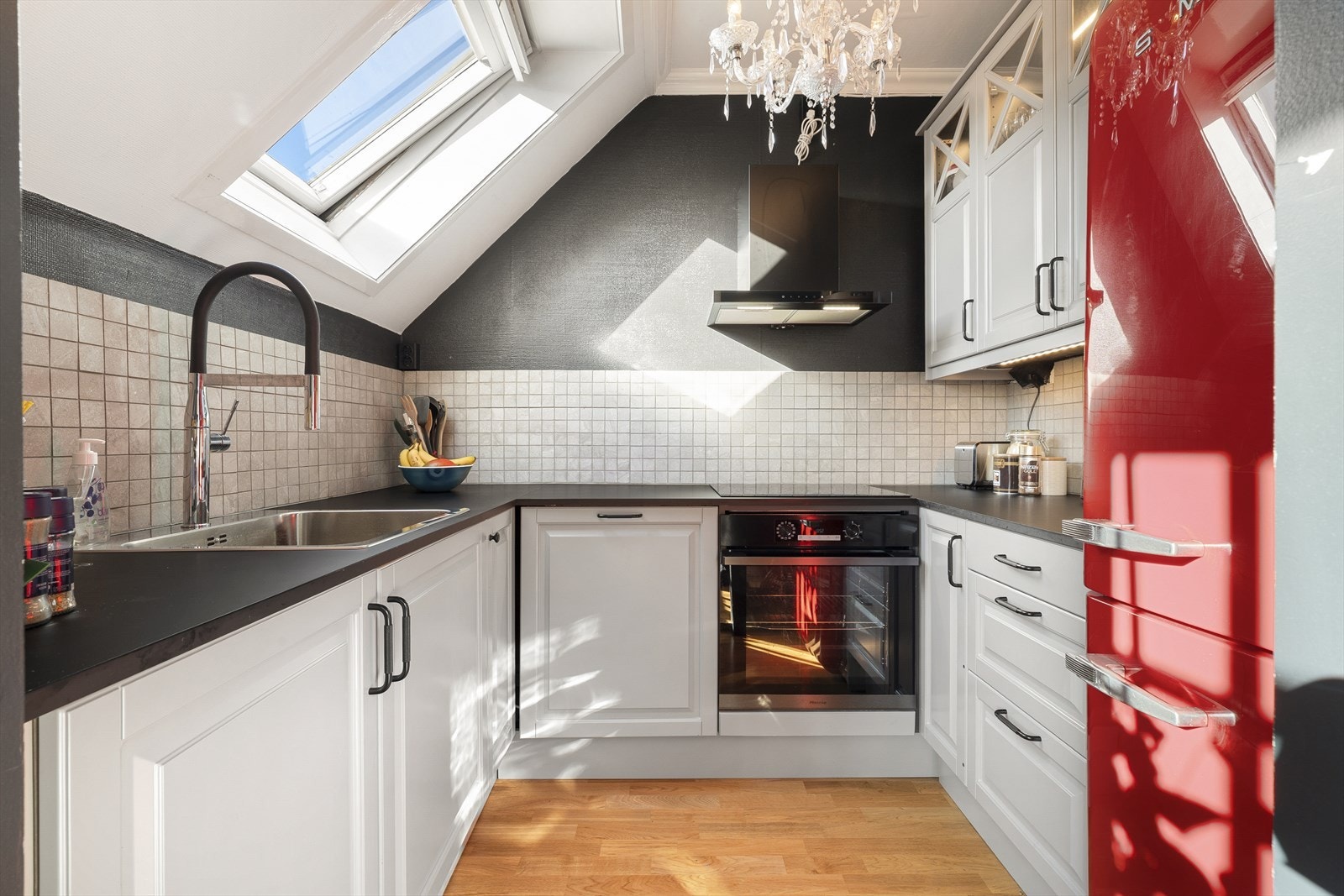 Kjøkkenet er fra 2021 (Epoq) og har profilerte fronter, laminat benkeplate, platetopp med komfyrvakt, ventilator, varmtvannsbereder, vask, oppvaskmaskin og kjøleskap. Galleribilde