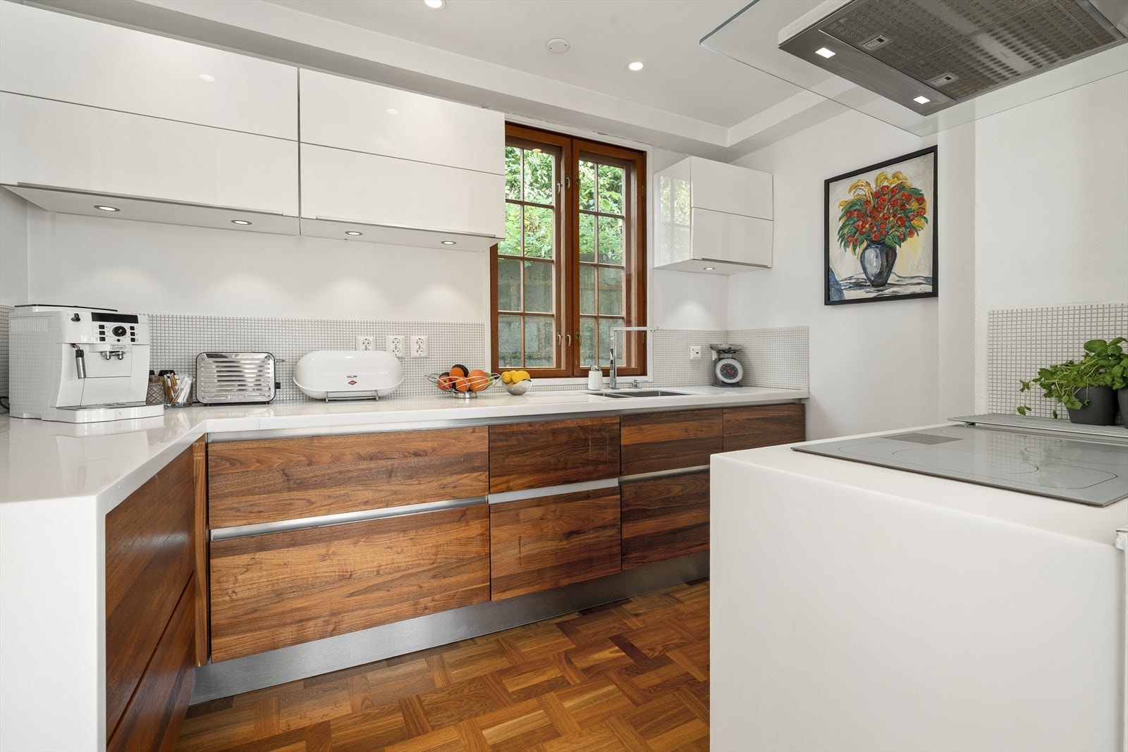 Og er utstyrt med platetopp, stekeovn, ventilator, underlimt vask, kjøleskap, oppvaskmaskin og lekkasjesikring. Galleribilde