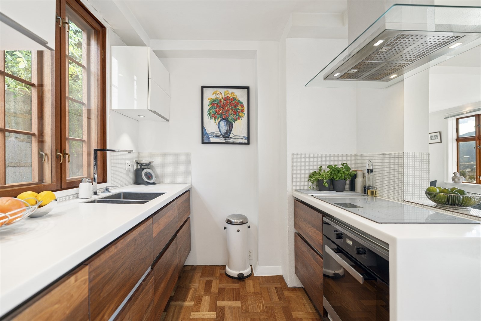 Kjøkkenet i denne etasjen har håndlagde fronter fra Mobalpa, corian benkeplate og fliser på vegg Galleribilde