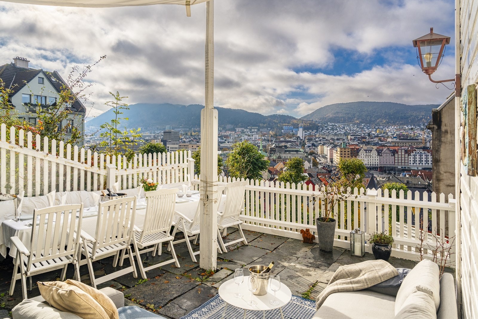 Den store terrassen på ca. 30 m² har utsikt over hele Bergen sentrum og gode solforhold, og kan enkelt møbleres med flere sittegrupper. Galleribilde