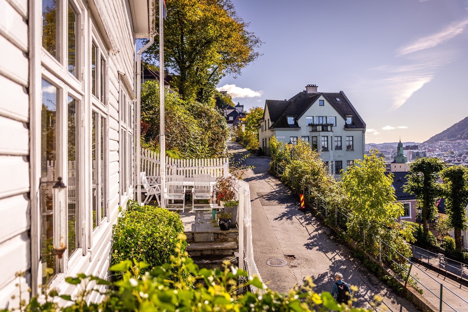 Her får du en helt unik kombinasjon av fantastisk utsikt, rolig og tilbaketrukket atmosfære - samtidig som du bor med gangavstand til sentrum, Bryggen, kaféer, dagligvare og byens kollektivtilbud. Galleribilde