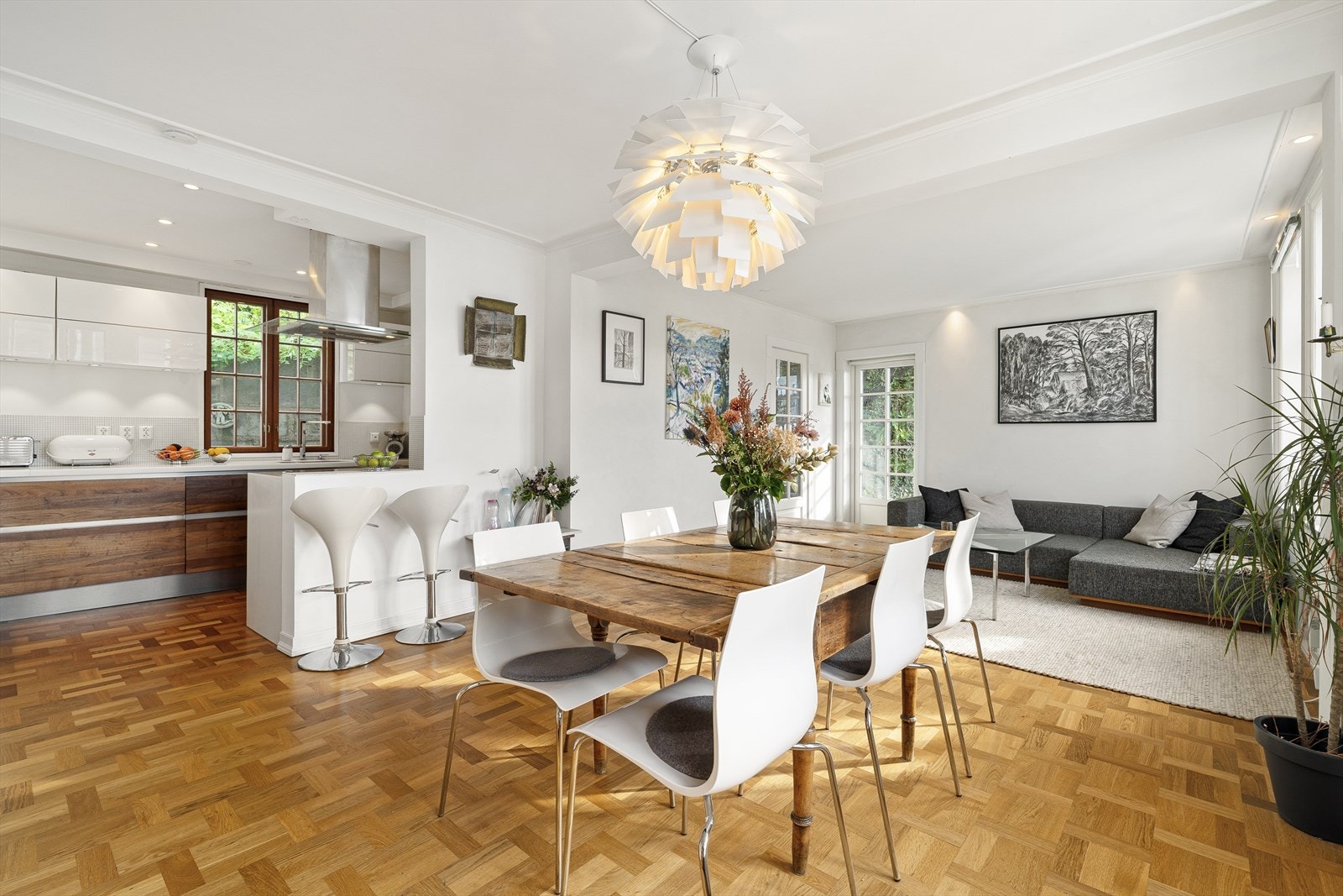 Den åpne stue- og kjøkkenløsningen gir en luftig og fin atmosfære. Galleribilde