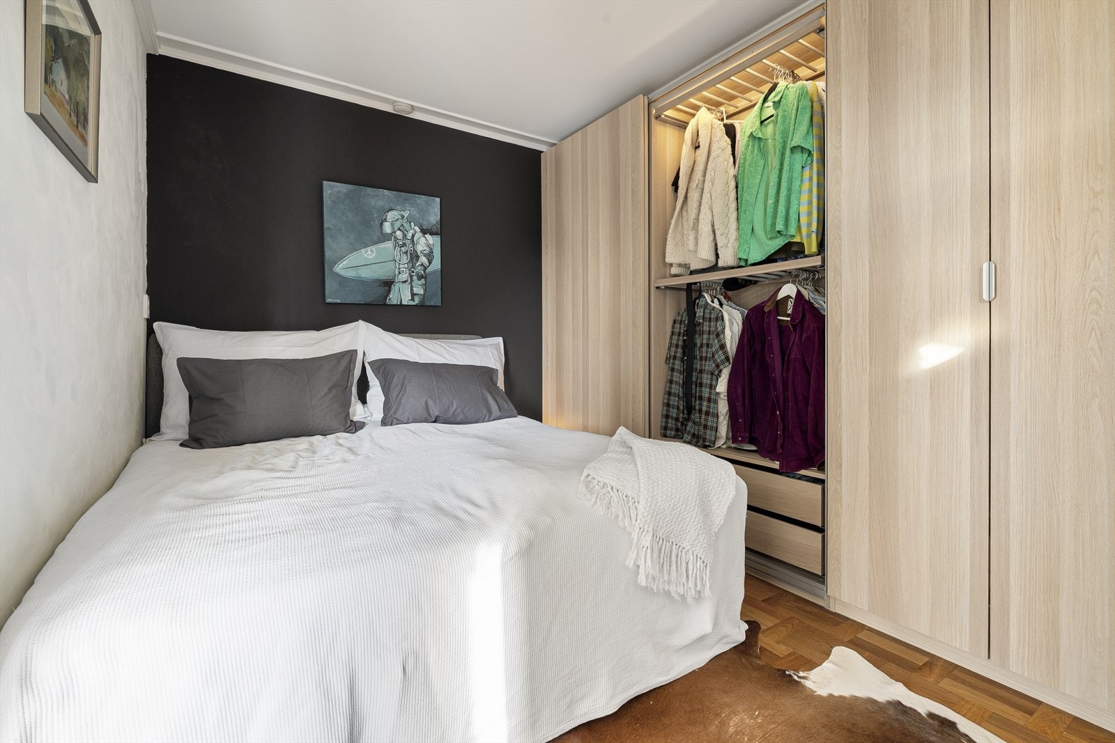 Rommet ved stuen er perfekt som et bibliotek eller tv-stue Galleribilde