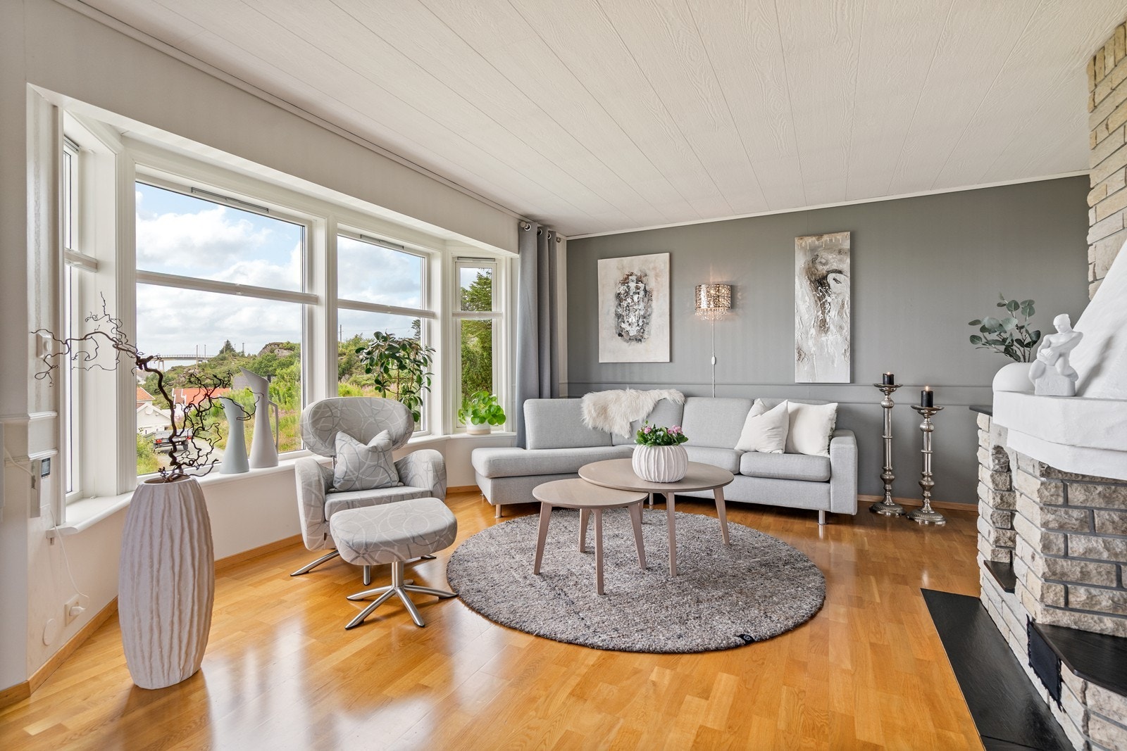 Stuen oppleves som lys med store vindusflater som slipper mye naturlig lys inn i rommet Galleribilde