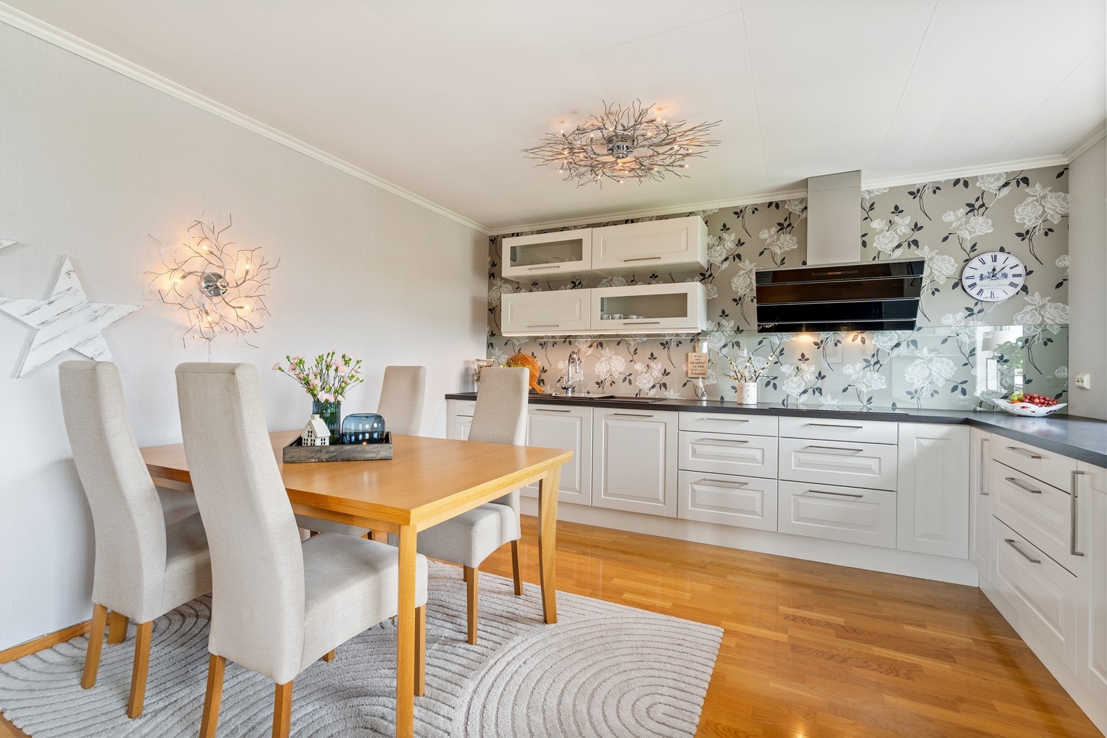 Kjøkken har god skap -og benkeplass. Galleribilde