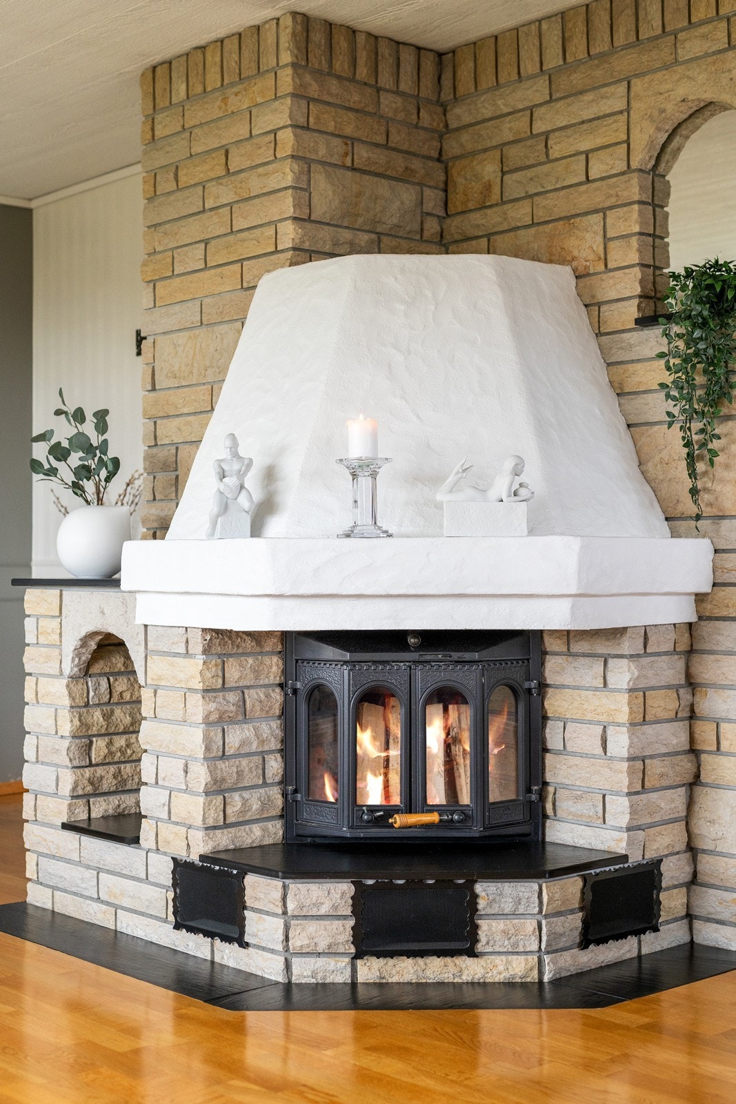 Varmepumpe i tillegg til peis, sørger for behagelig temperatur uansett årstid. Galleribilde