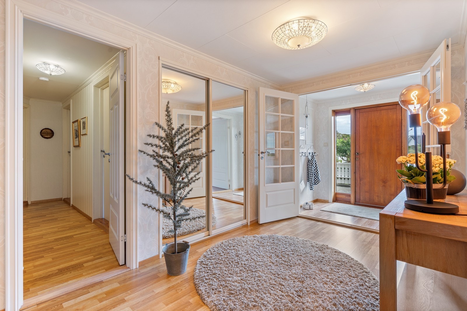 Romslig inngangsparti Galleribilde