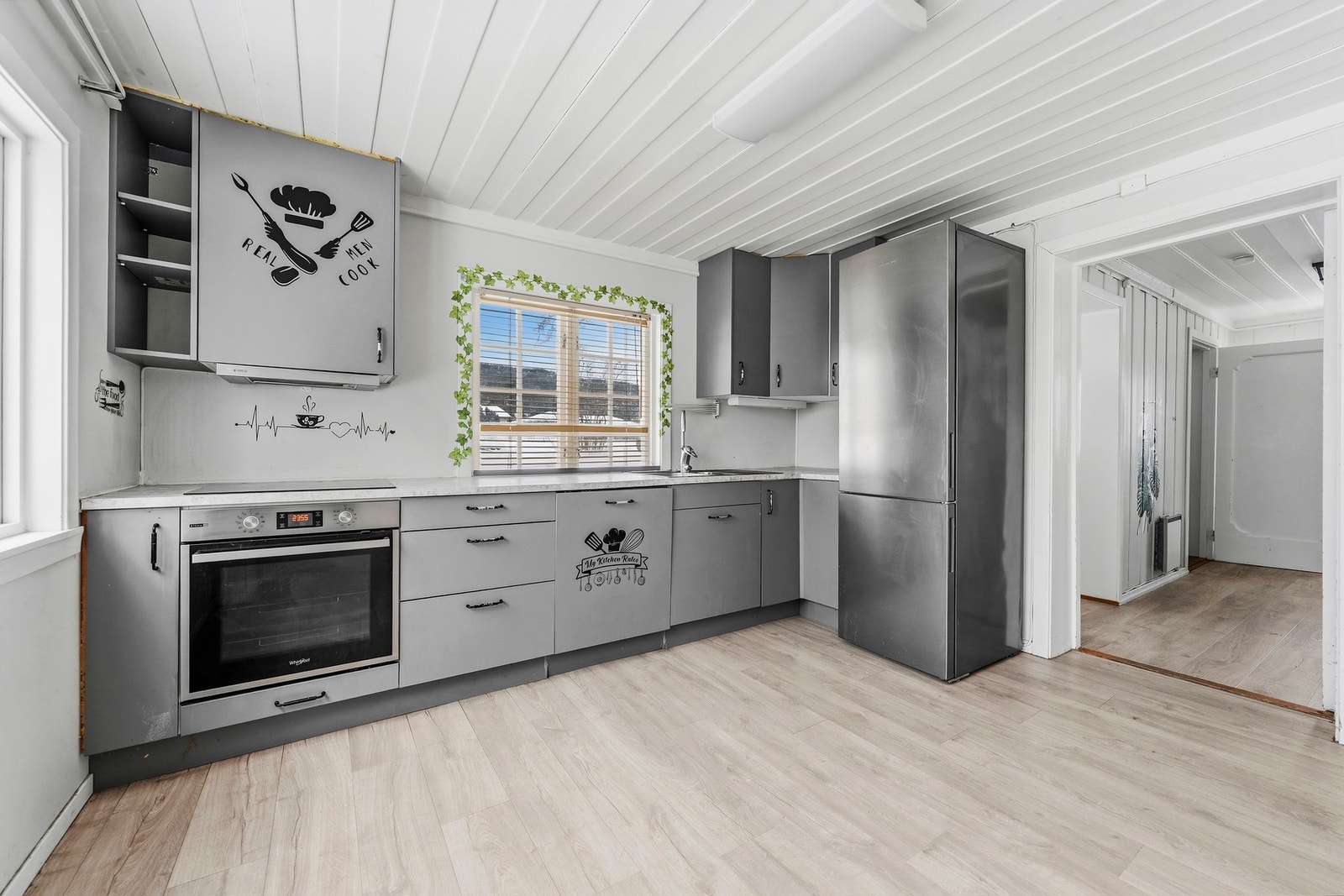 Kjøkken med god plass til matlaging og oppbevaring. Galleribilde