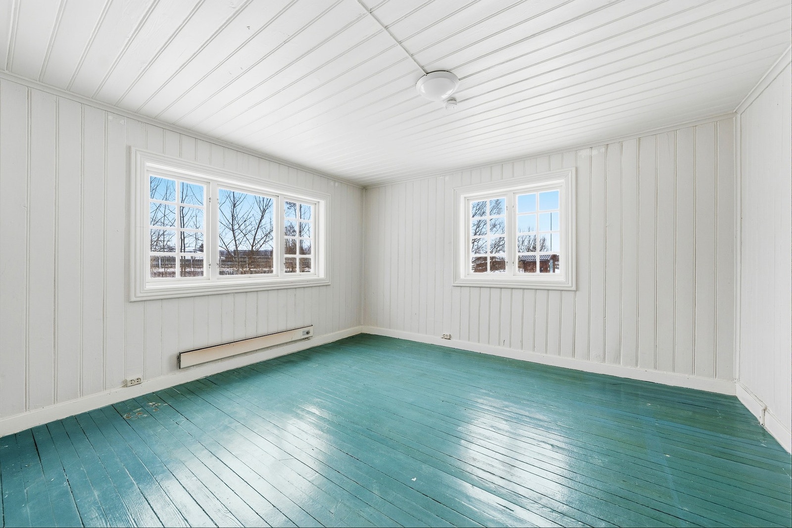 Lys og romslig stue/kontor med store vindusflater og dør ut til hagen. Galleribilde