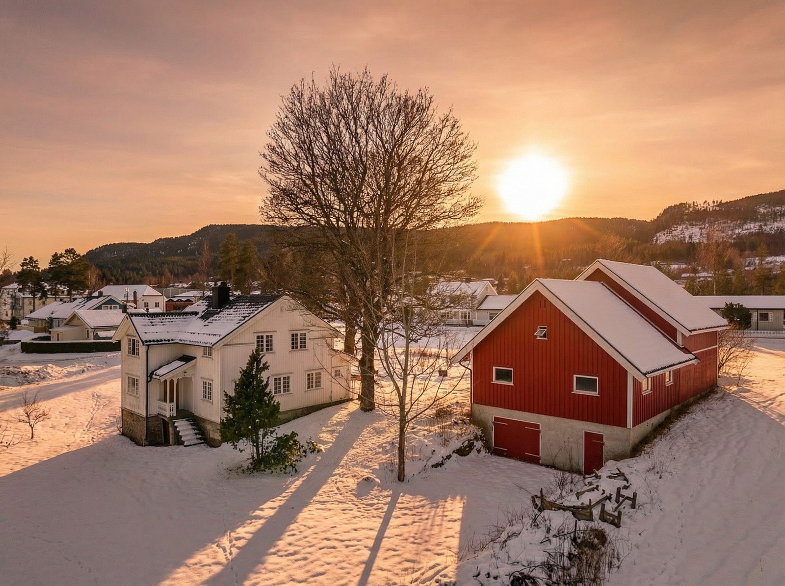 Solrikt uteområde med flott utsikt og god plass rundt eiendommen. Galleribilde