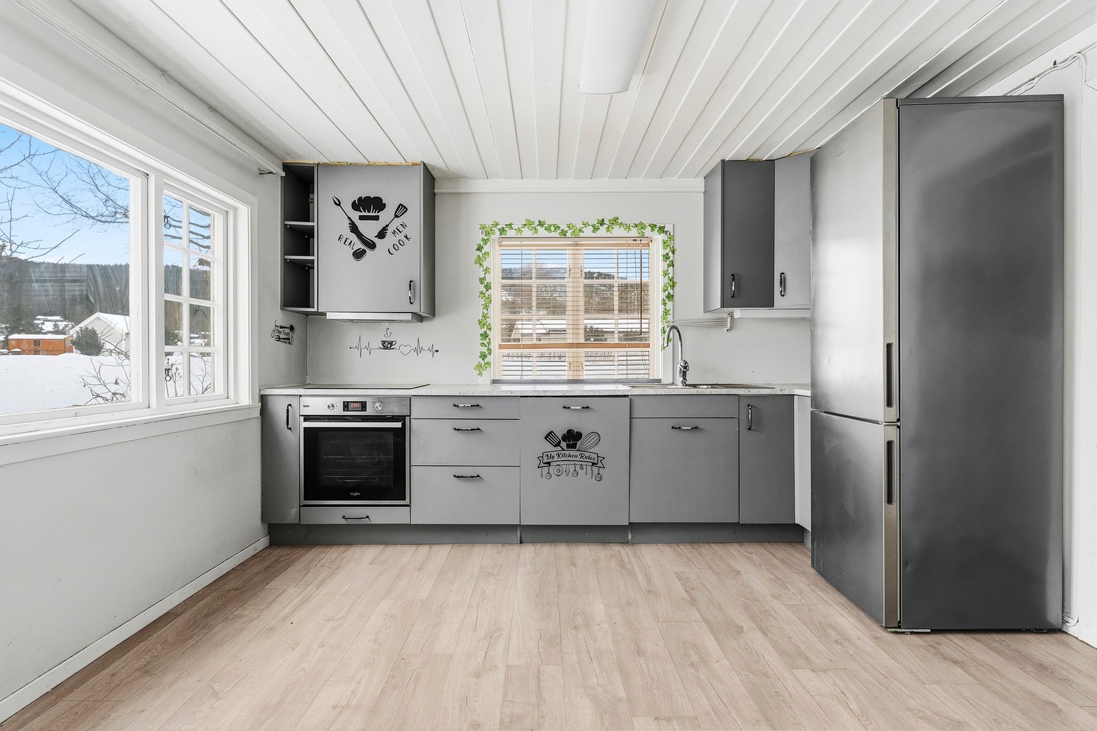 Lyst og romslig kjøkken med nyere innredning og store vindusflater. Galleribilde