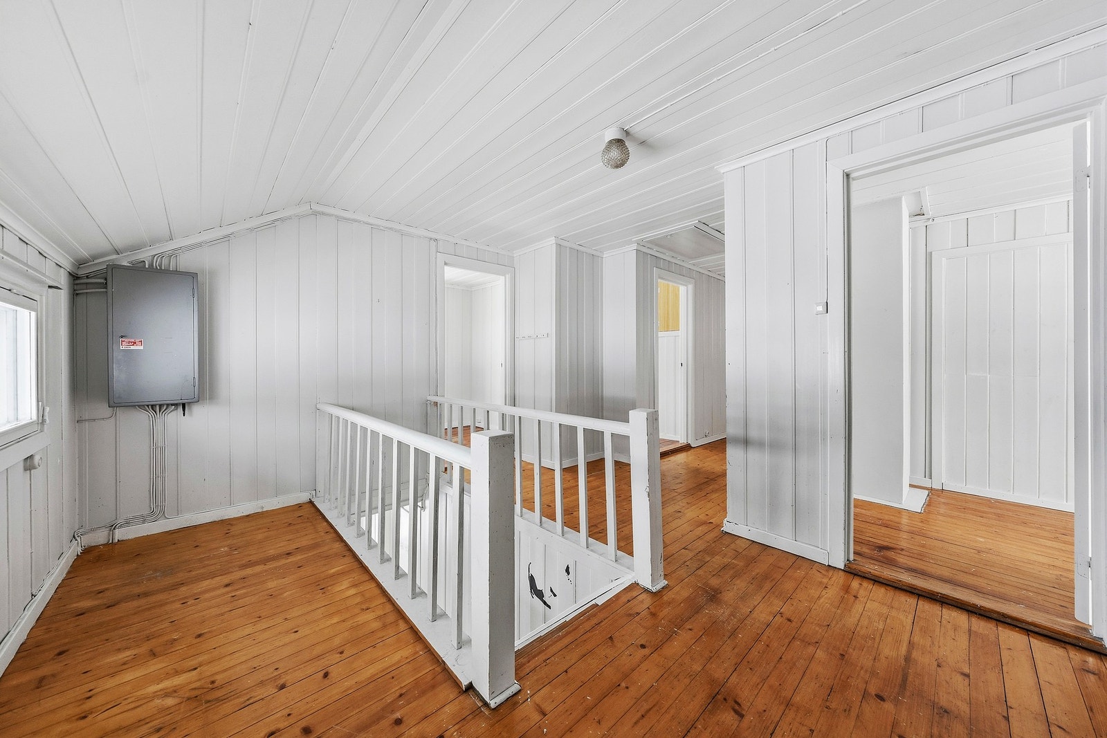 Lys og romslig gang i 2. etasje med god adkomst til flere rom. Klassiske tregulv gir en lun atmosfære. Galleribilde