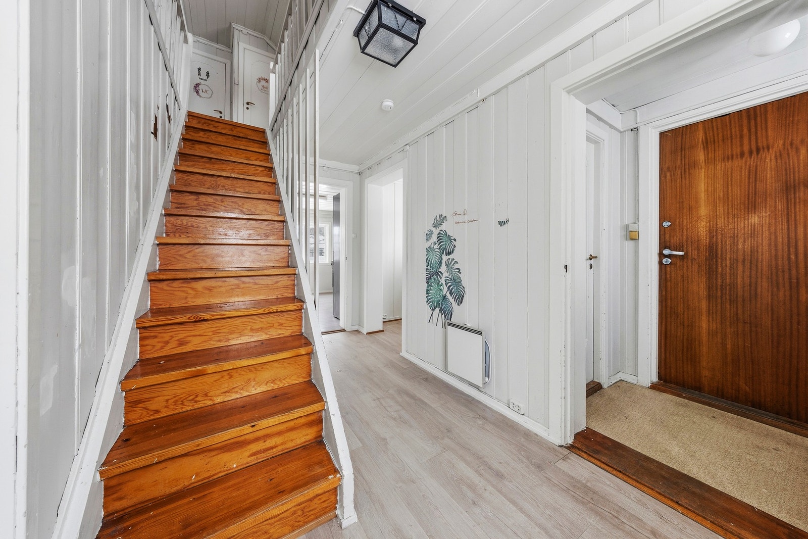 Lys og innbydende entré med god plass til oppbevaring og adkomst til boligens øvrige rom. Galleribilde