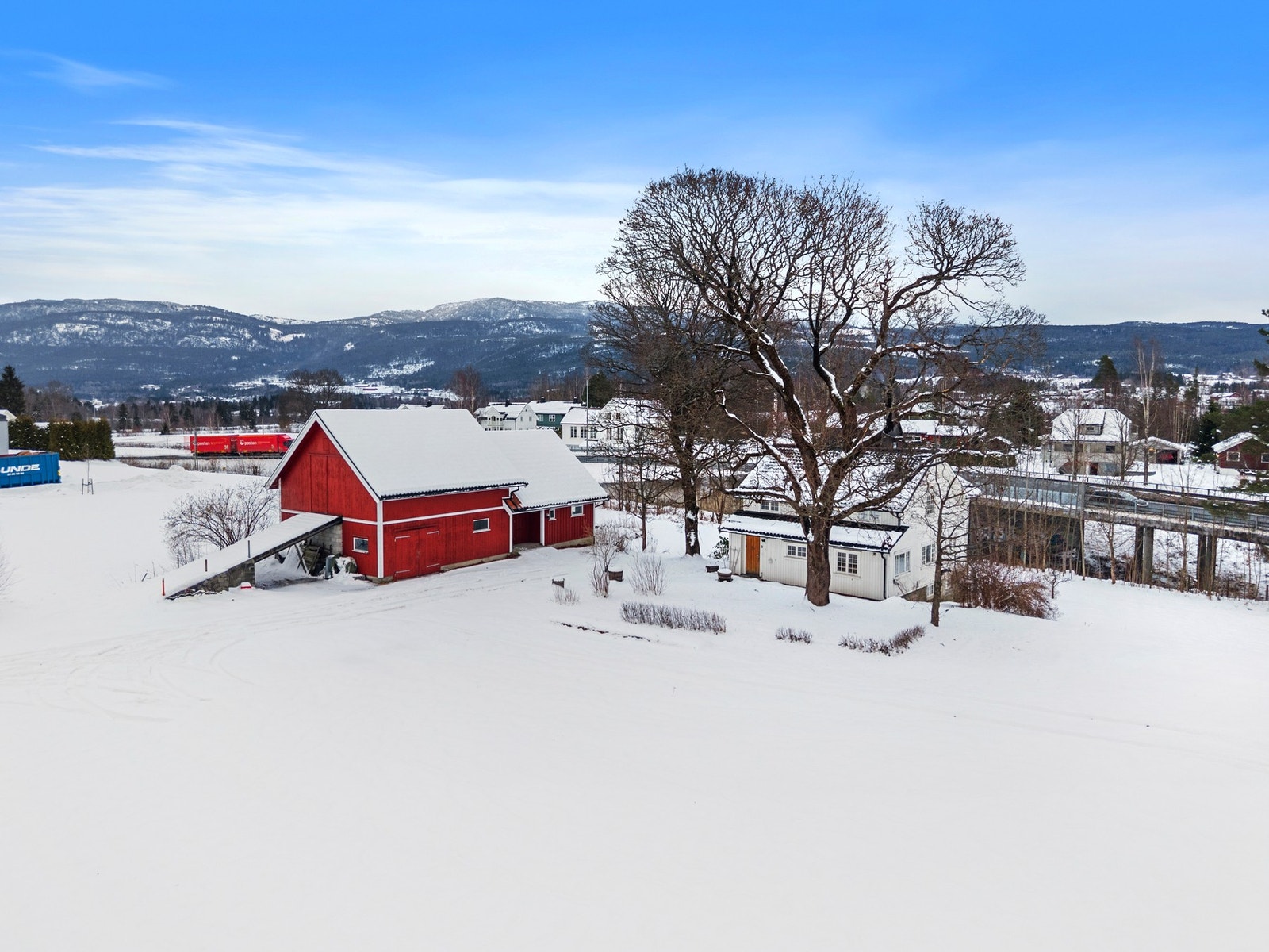 Flott uteområde med god plass og landlig beliggenhet. Galleribilde
