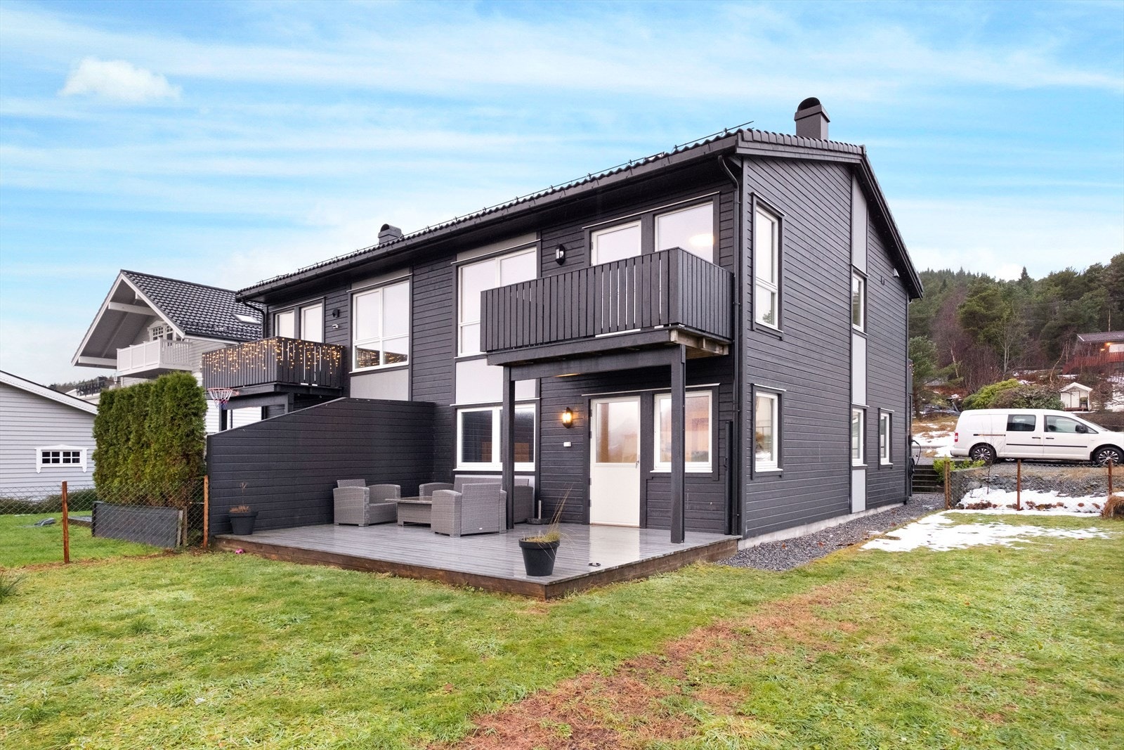 Terrassen på bakkeplan gir direkte tilgang til hagen. Galleribilde