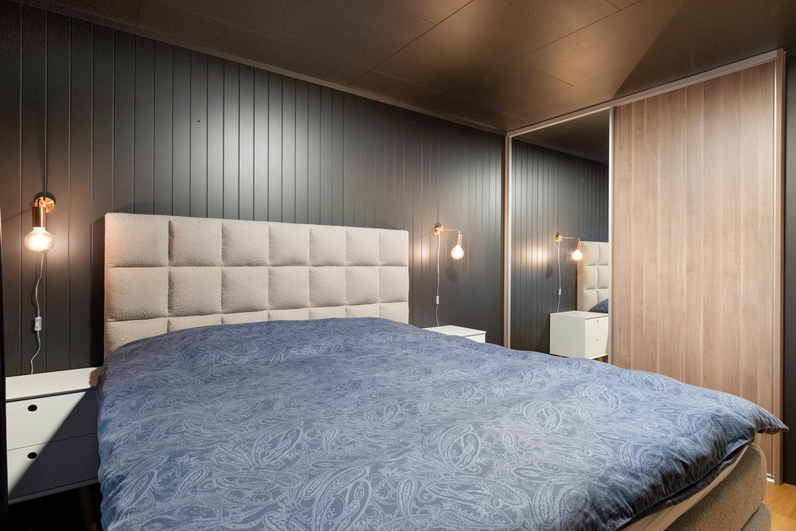 Skyvedørsgarderobe gir effektiv oppbevaring på hovedsoverommet. Galleribilde