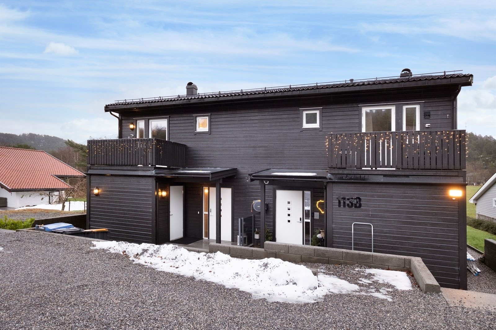 Boligen har en moderne fasade med liggende bordkledning og 3-lags vinduer. Galleribilde