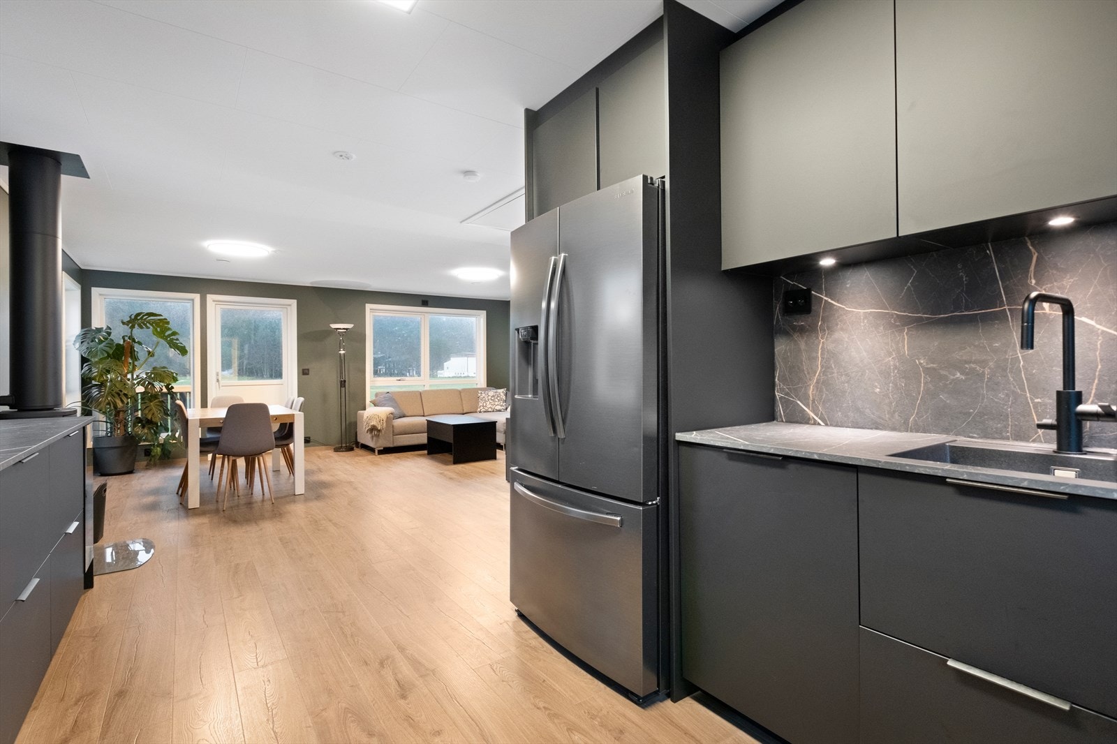 Åpen planløsning mellom kjøkken og stue skaper et sosialt samlingspunkt. Galleribilde