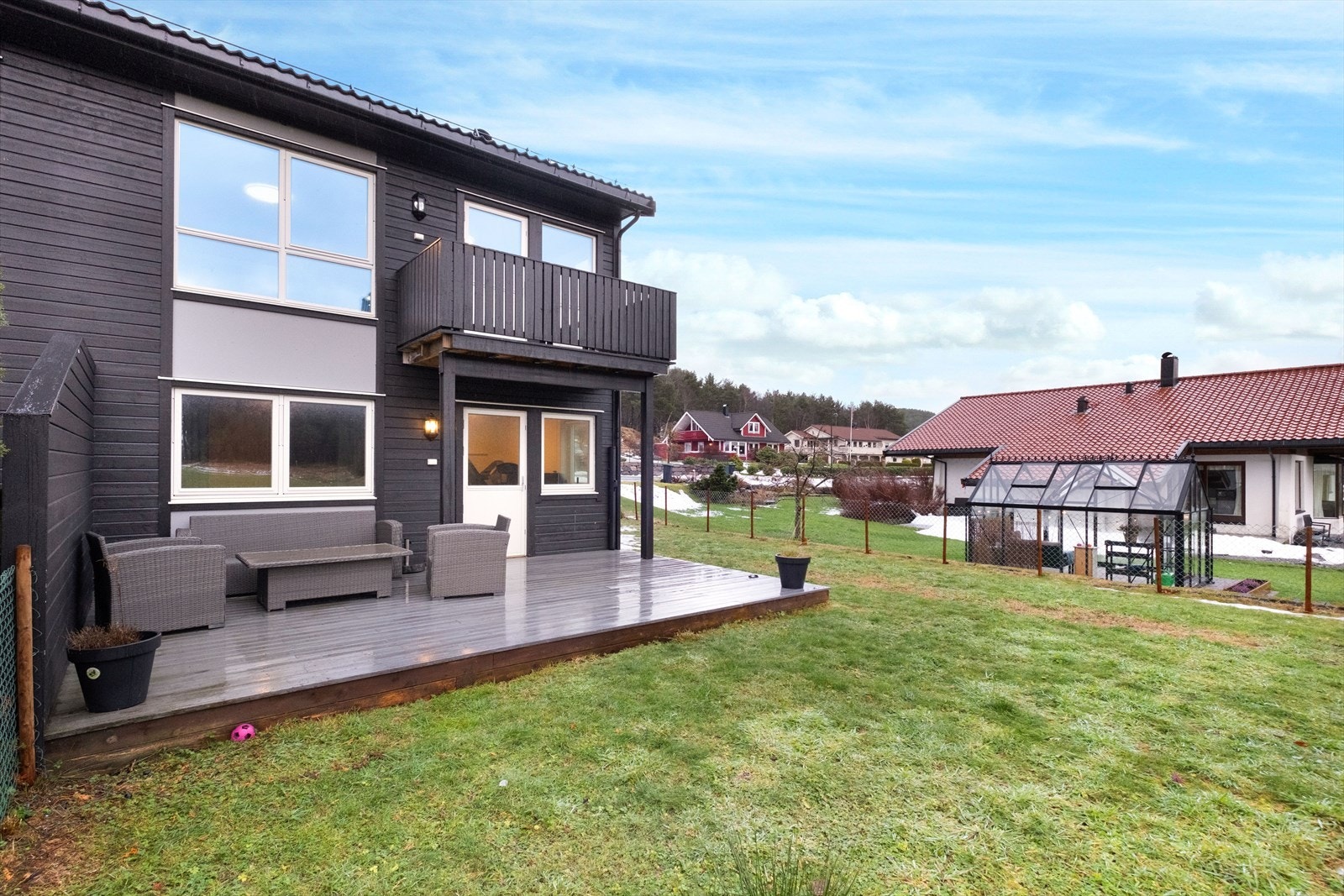 Utsikt over grøntområde fra terrasse og veranda. Galleribilde
