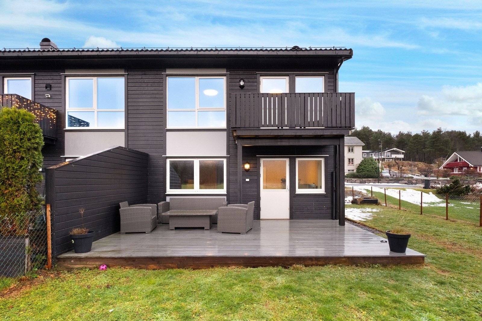 Terrassen er utført i trevirke og gir en hyggelig uteplass. Galleribilde